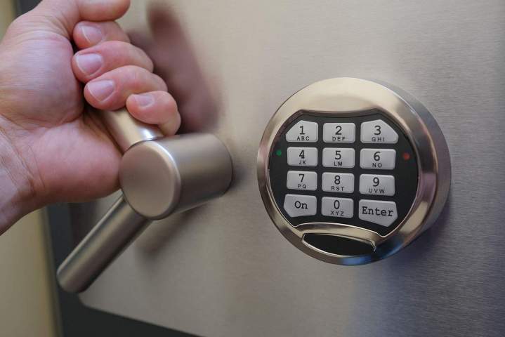 Nous installons minutieusement les portes blindées et les coffres-forts.